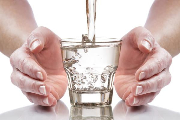Beneficiile apei alcaline sau bazice pentru sănătatea noastră